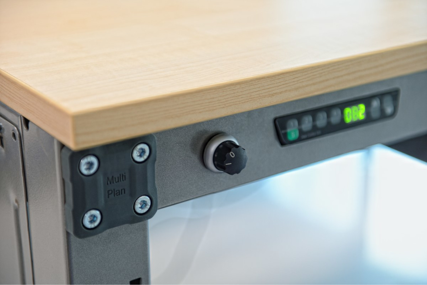 Höhenverstellbarer MULTIPLAN Arbeitstisch Weitblick Praxisbeispiel Höhenverstellbarer MULTIPLAN Arbeitstisch Weitblick Praxisbeispiel