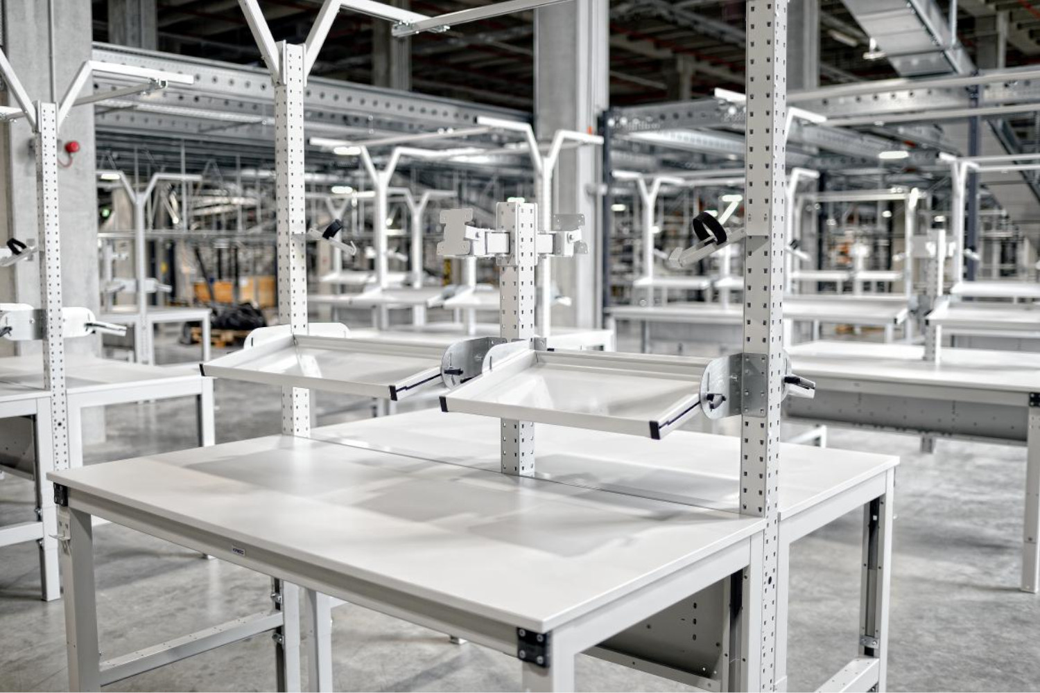 Arbeitstisch mit Aufbauportal und Schrägablage Breuninger Praxisbeispiel Arbeitstisch mit Aufbauportal und Schrägablage Breuninger Praxisbeispiel