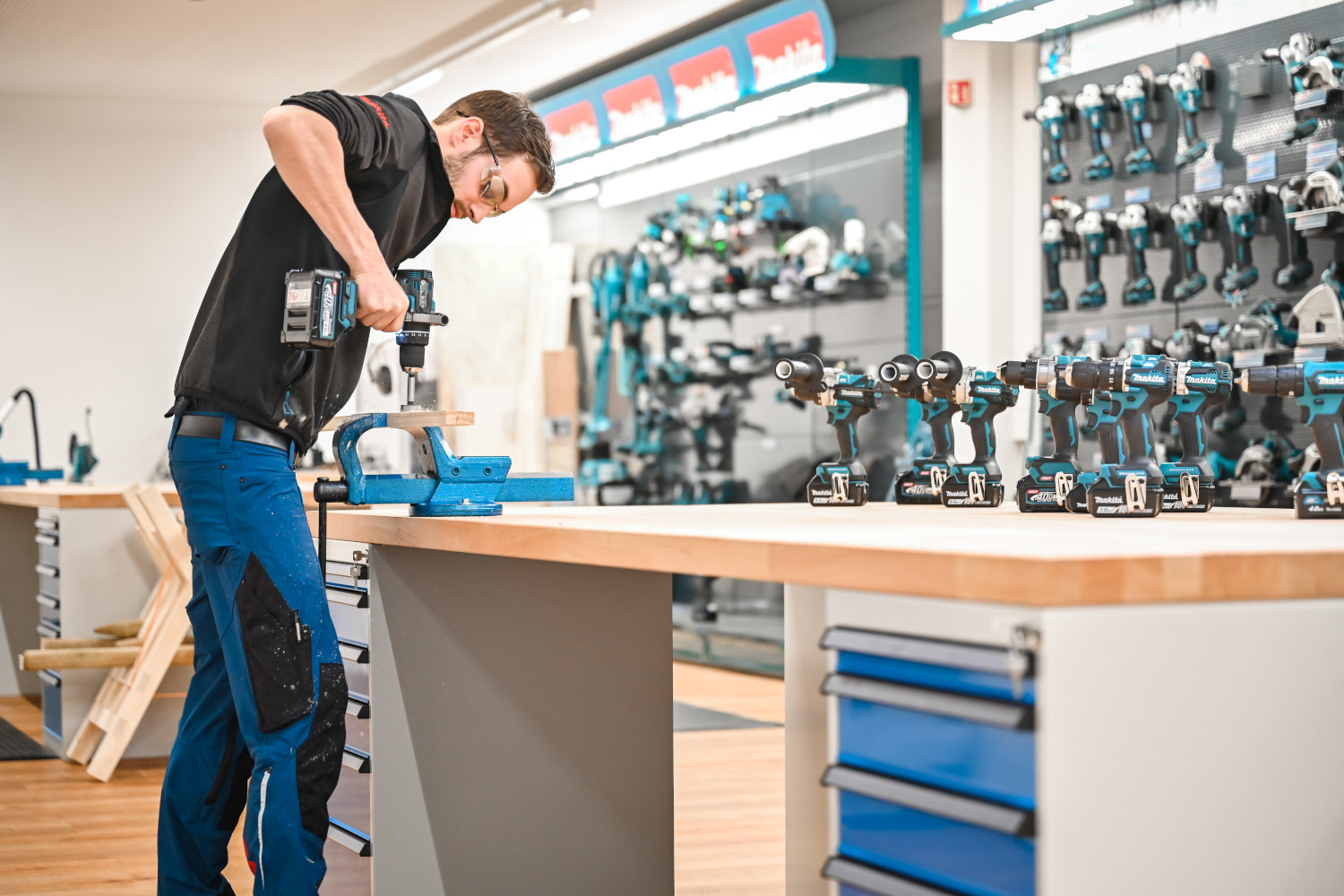 Showroom Werkstatt Makita Praxisbeispiel Showroom-Werkstatt Makita Praxisbeispiel
