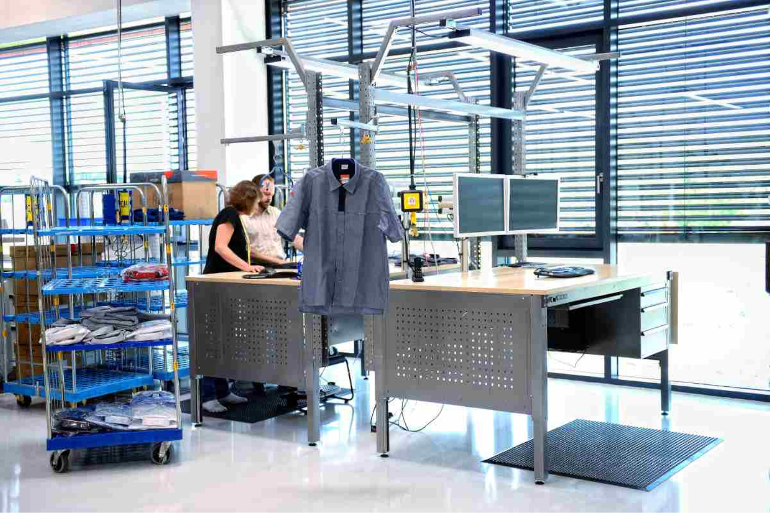 Arbeitstische mit Beleuchtung Weitblick Praxisbeispiel Arbeitstische mit Beleuchtung Weitblick Praxisbeispiel